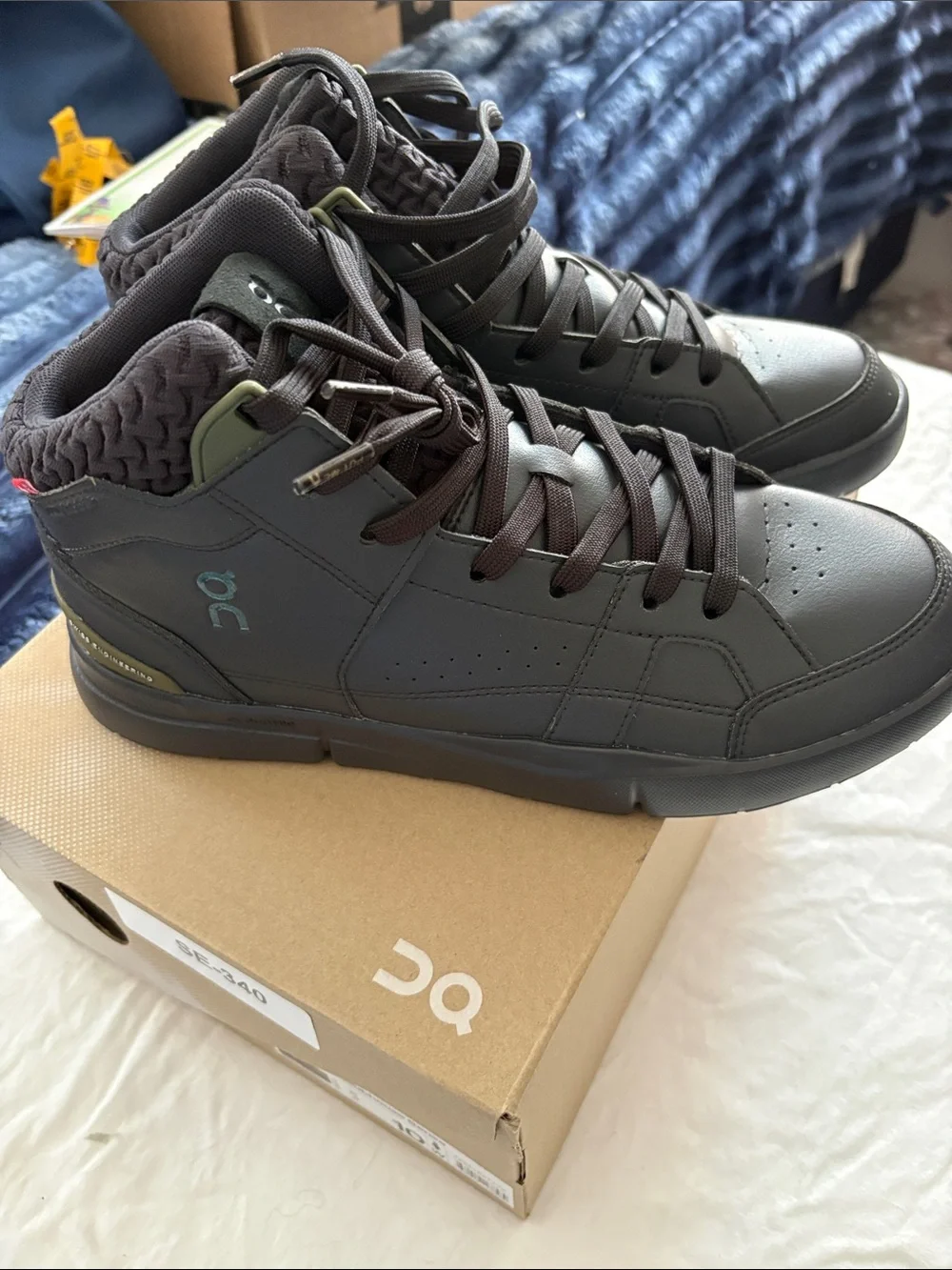 OnCloud Women’s black hitops